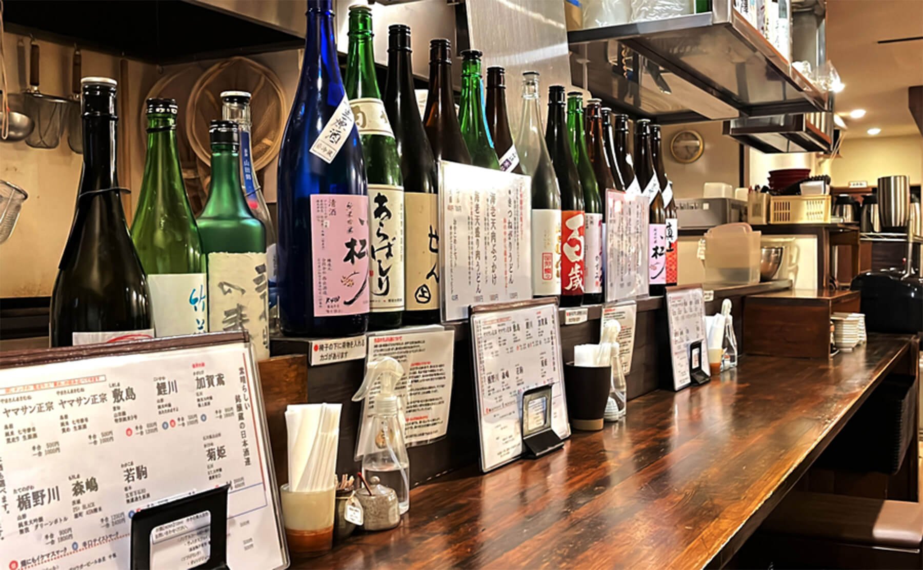 衣川さんが選んだ日本酒の並ぶカウンター